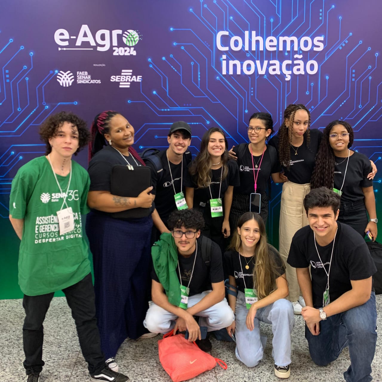 Equipe apresentando solução em um hackathon