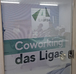 Momento de networking em coworking